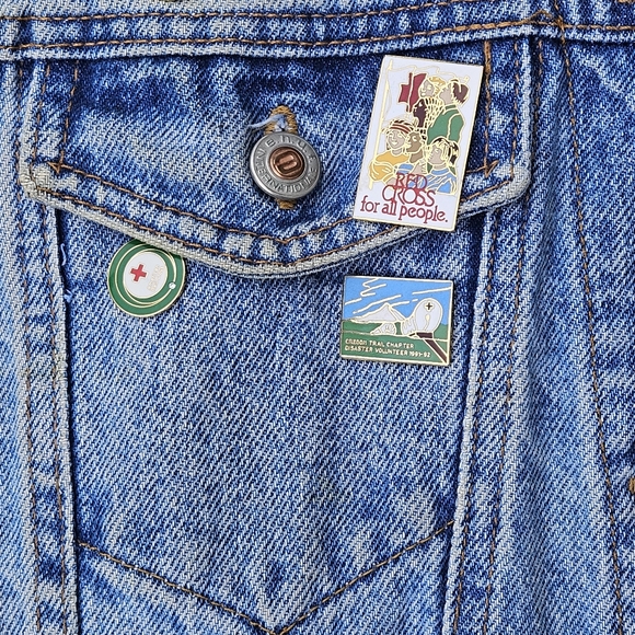 AMAZING Red Cross Pins Blood Drive Collection Denim Vest VTG Battle Jean Jacket - Picture 8 of 16